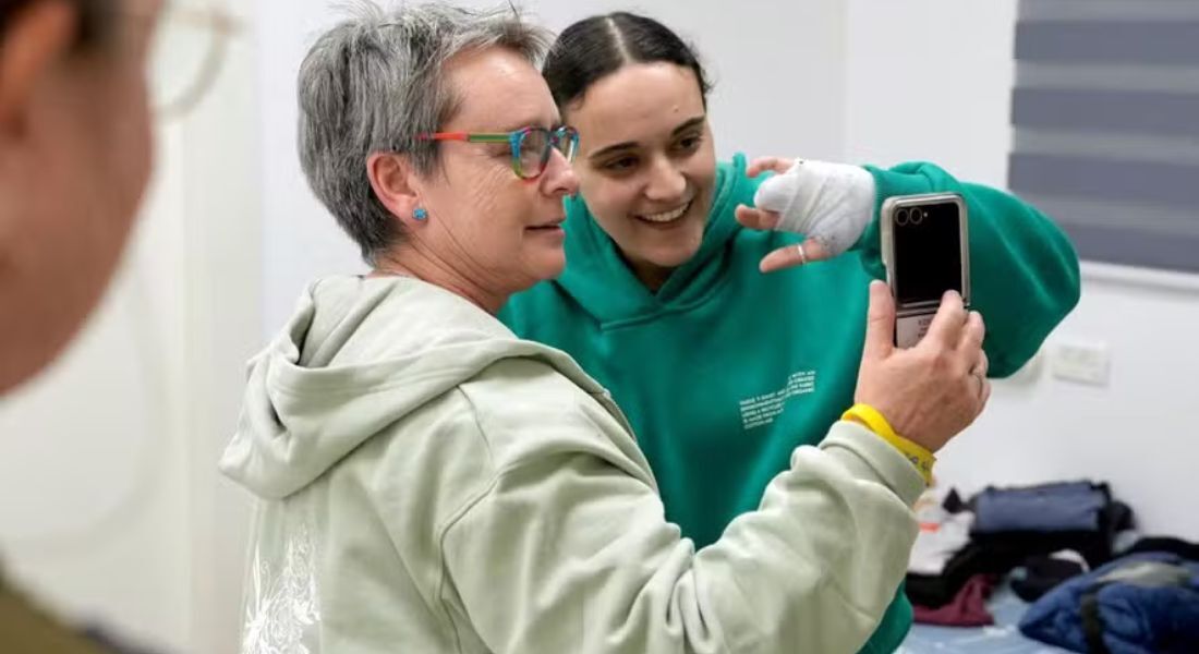 Emily Damari e a mãe Amanda fazem uma videochamada com parentes e amigos logo após a libertação da jovem, que apareceu com mão enfaixada  