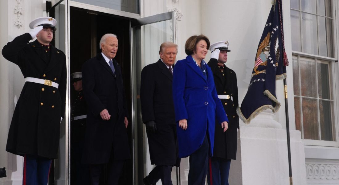 Biden e Trump se encaminhando ao veículo para irem ao Capitólio