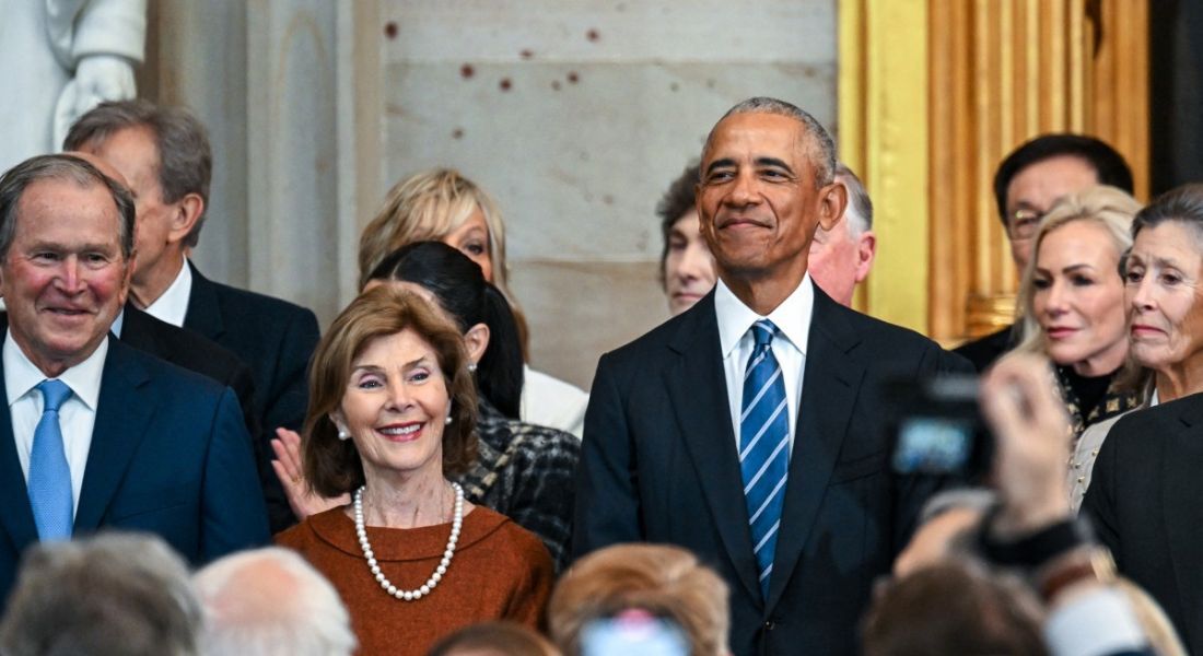 Barack Obama na posse de Trump, tendo ao lado Laura Bush, ex-primeira-dama do EUA