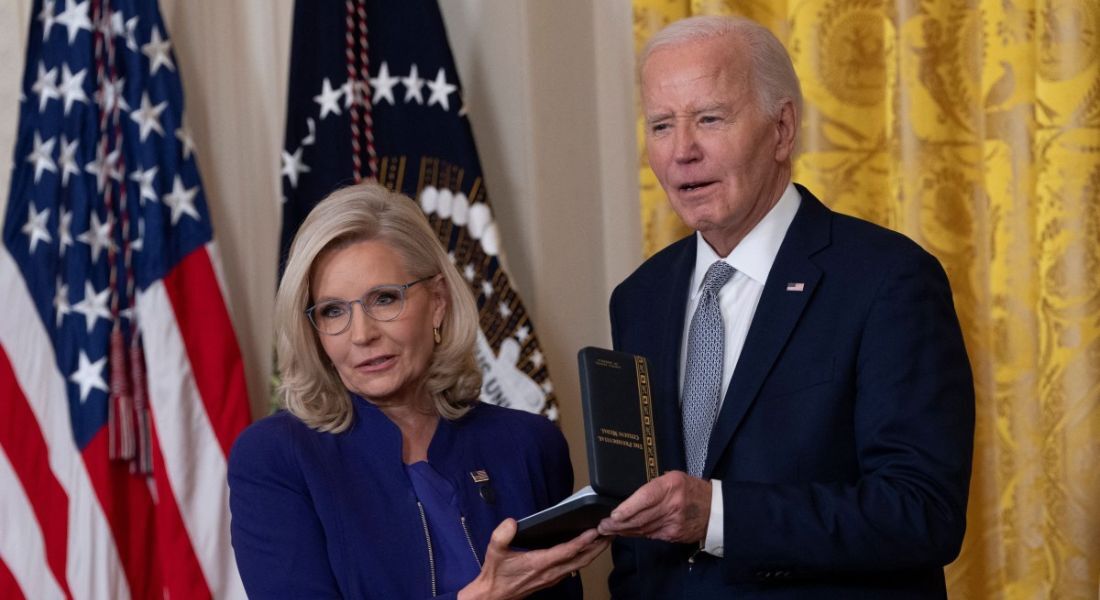 Joe Biden condecorou Liz Cheney