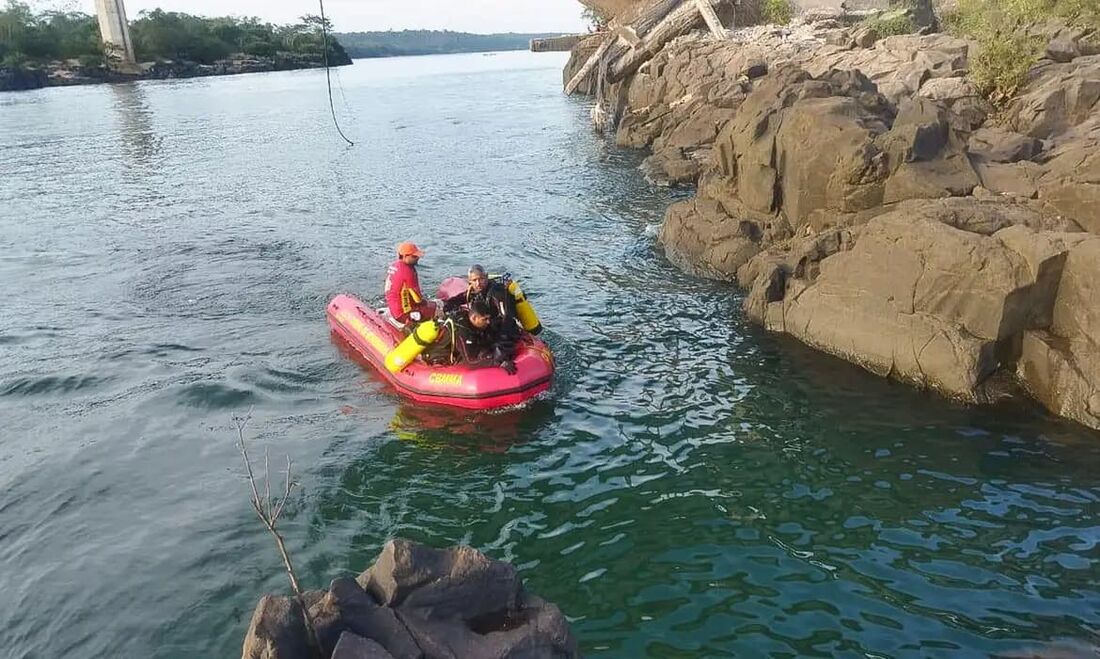 O Ibama confirmou nesta segunda-feira (6) a existência de fissuras no tanque de um dos caminhões que afundou no Rio Tocantins após o desabamento da ponte Juscelino Kubitschek de Oliveira. 