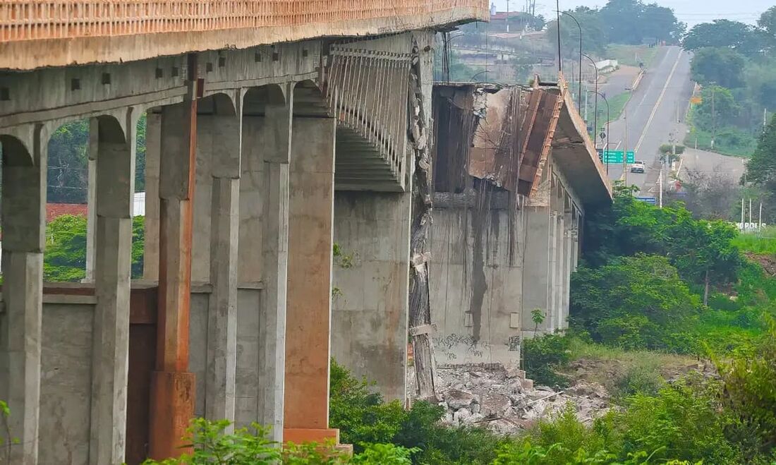 Os trabalhos de mergulho e uso de drones subaquáticos na busca por desaparecidos do desabamento da Ponte Juscelino Kubitschek de Oliveira, foram suspensos nesta quinta-feira (2), informou a Marinha do Brasil.