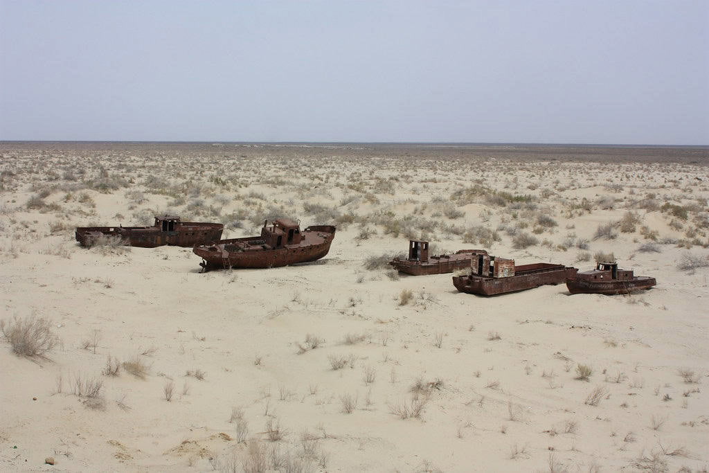 O Mar de Aral, que já foi o quarto maior do mundo, tornou-se um deserto de areia e sal no século XX