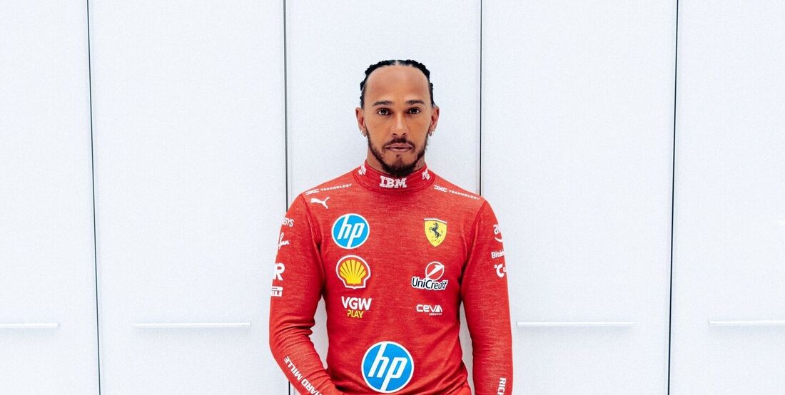 Lewis Hamilton vestido de Ferrari