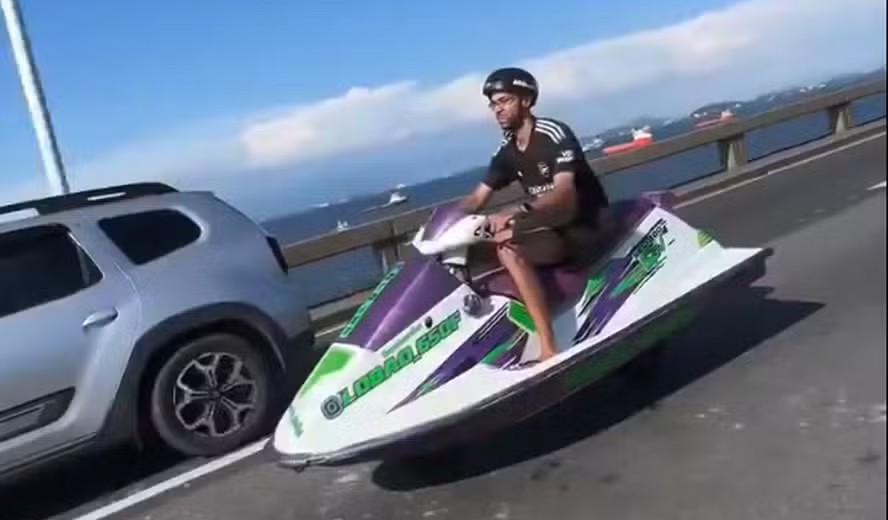 Homem é flagrado andando de 'jet ski' na Ponte Rio-Niterói 