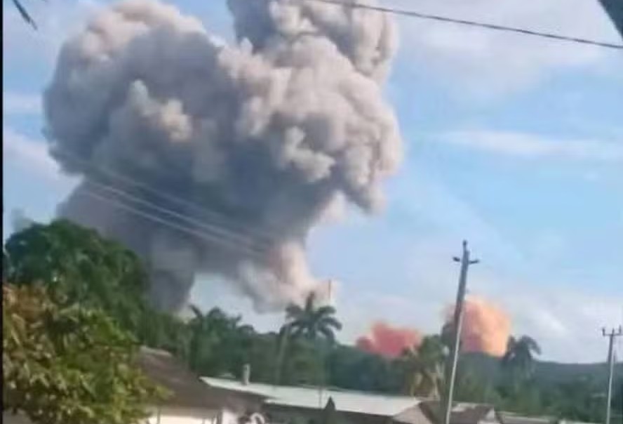 Moradores filmam a fumaça das explosões em depósito de munições em Cuba 