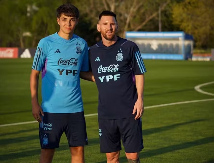 Valentino Acuña com Lionel Messi 