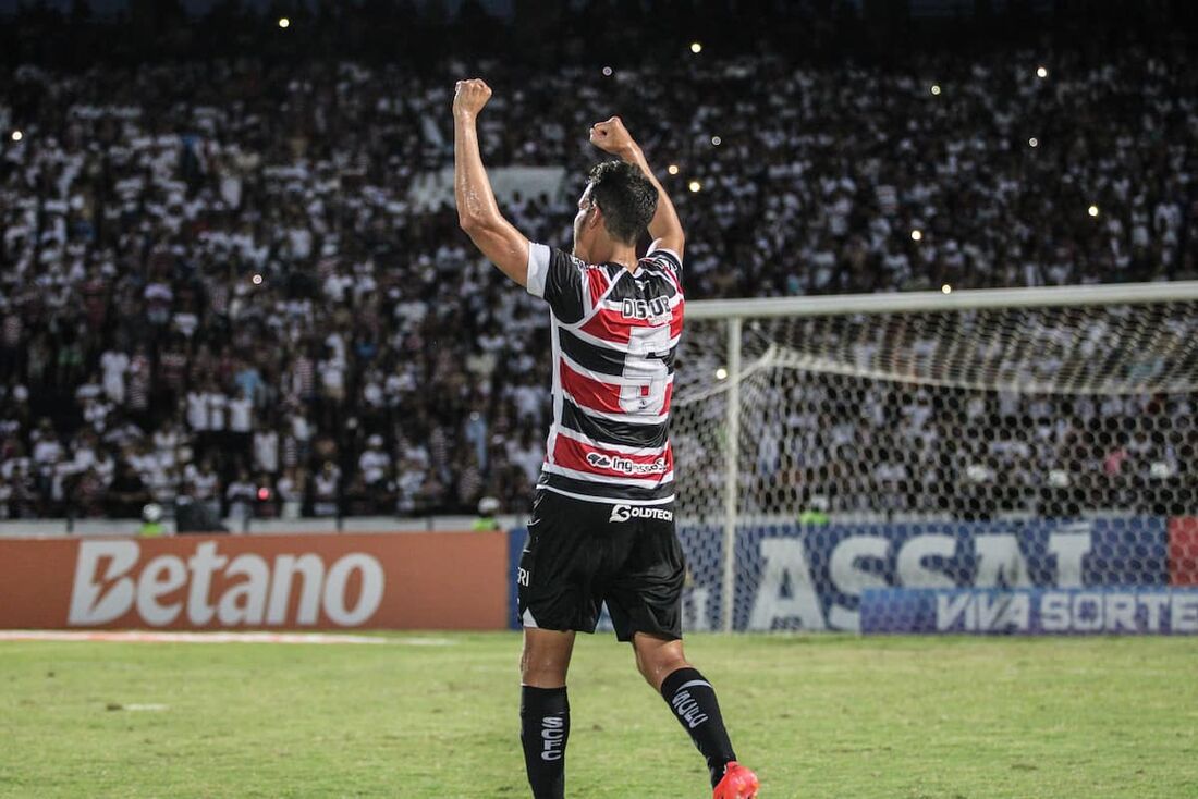 Santa Cruz, do volante Lucas Siqueira, tem uma semana completa de treino para o Clássico das Emoções 