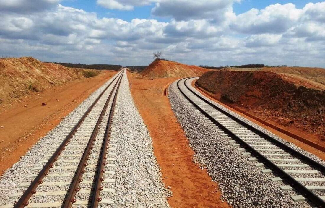 As obras do trecho pernambucano da Ferrovia Transnordestina estão abandonadas há mais de nove anos