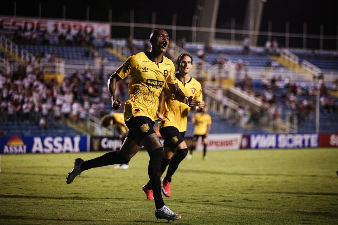 Matheus Alexandre celebra gol que deu vitória ao Sport sobre o Ferroviário