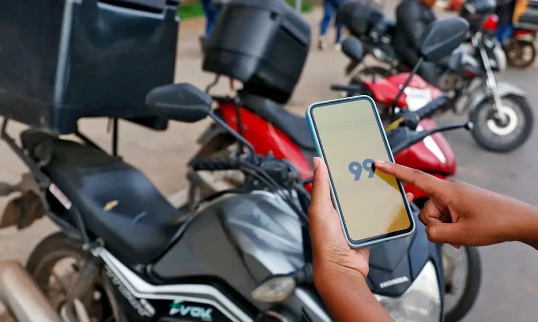 A Justiça de São Paulo decidiu nesta segunda-feira (20) que a 99 não pode prestar o serviço de transporte de passageiros em motocicletas por aplicativo na capital paulista. 