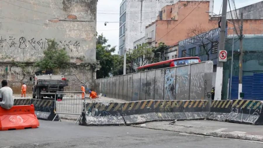 Prefeitura de São Paulo ergue muro na "cracolândia" no centro velho da cidade