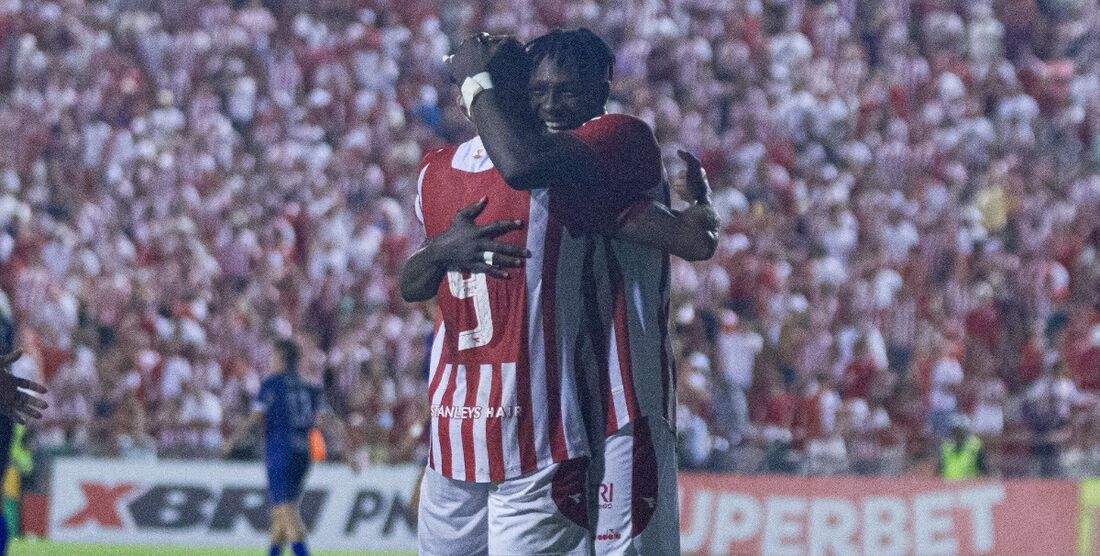 Paulo Sérgio recebe o abraço de Otusanya após fazer o segundo gol do Náutico