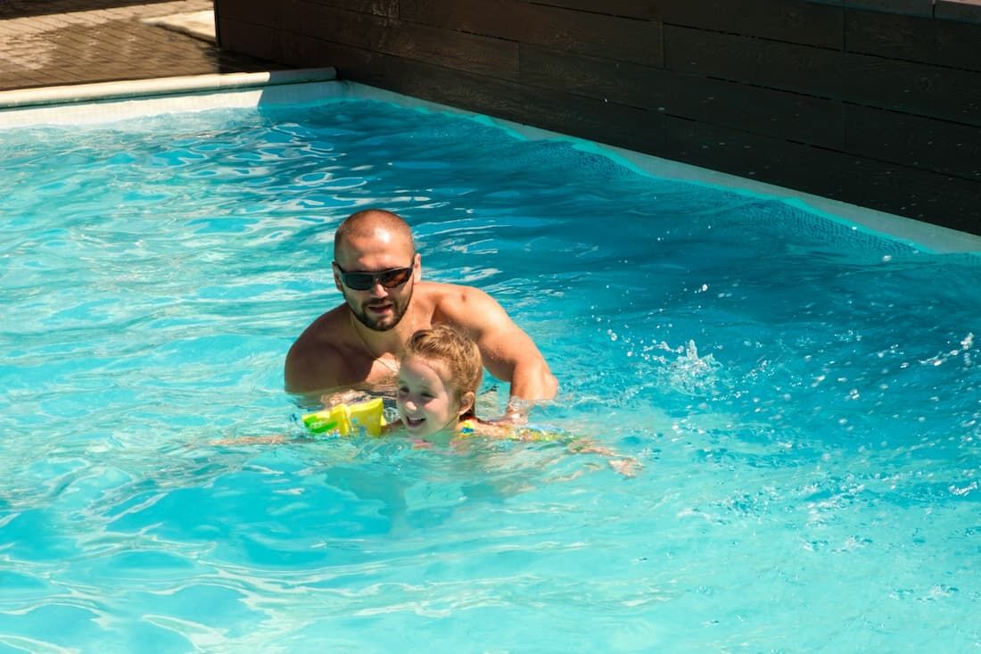 Otite externa tem mais chances de acontecer com aumento dos banhos de piscina no verão