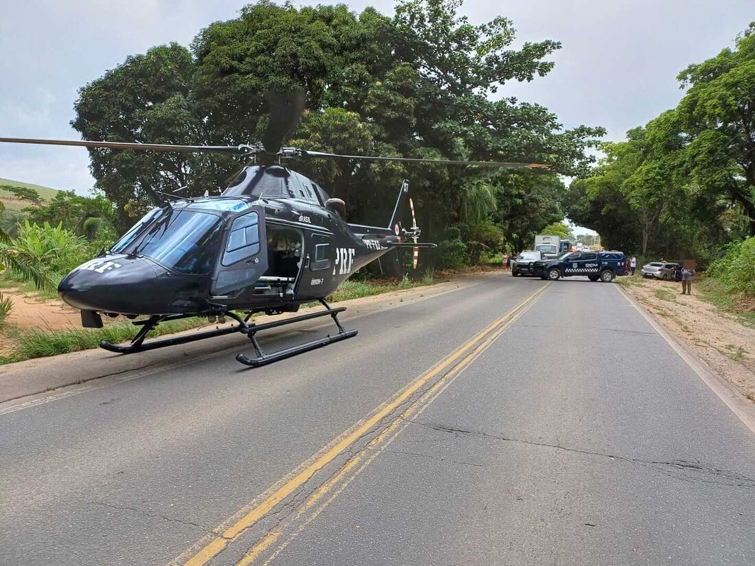 Carro atinge árvore e passageira é resgatada de helicóptero em Ipojuca