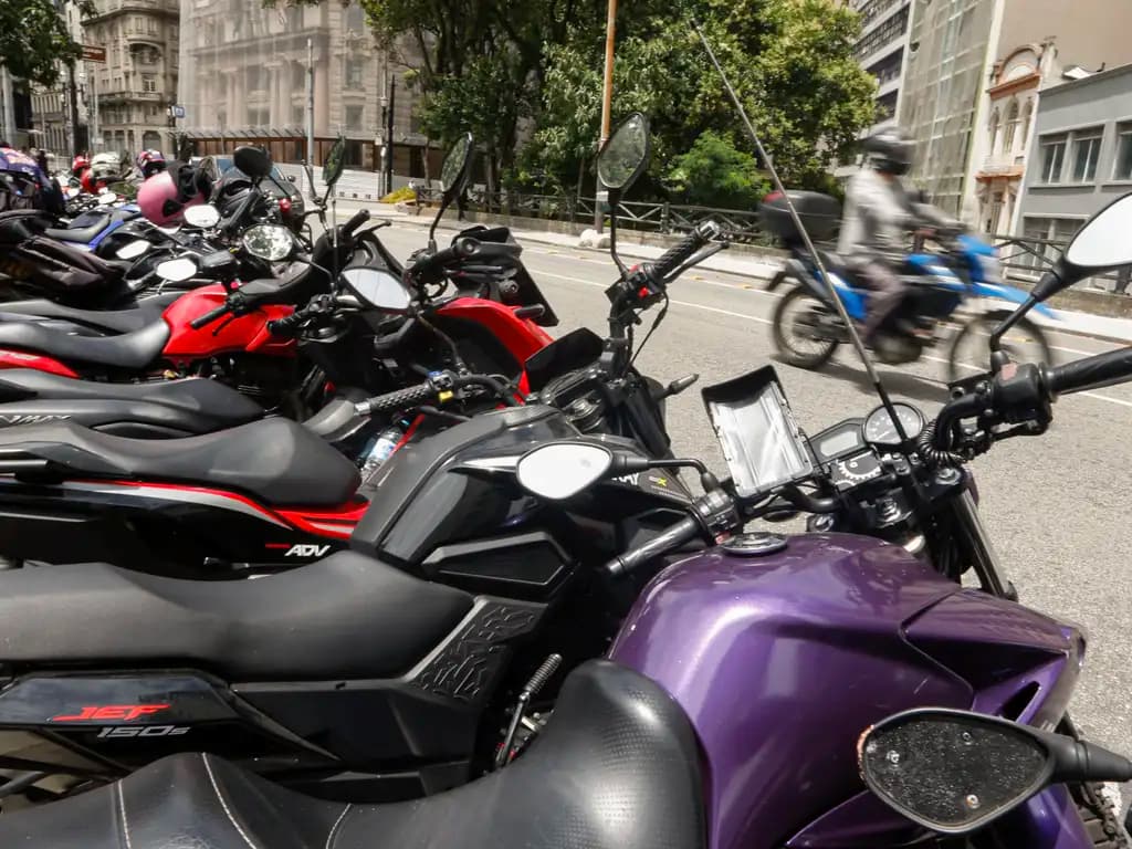 Aplicativo 99, lança serviço de Moto Taxi em São Paulo, contrariando norma da prefeitura que proíbe o serviço