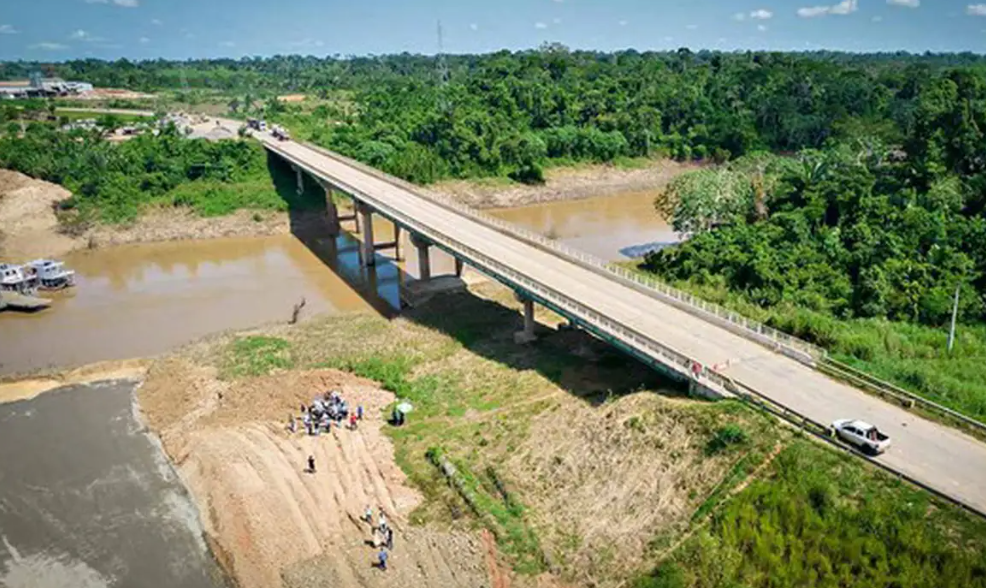 Ponte sobre o rio Caeté, no Acre