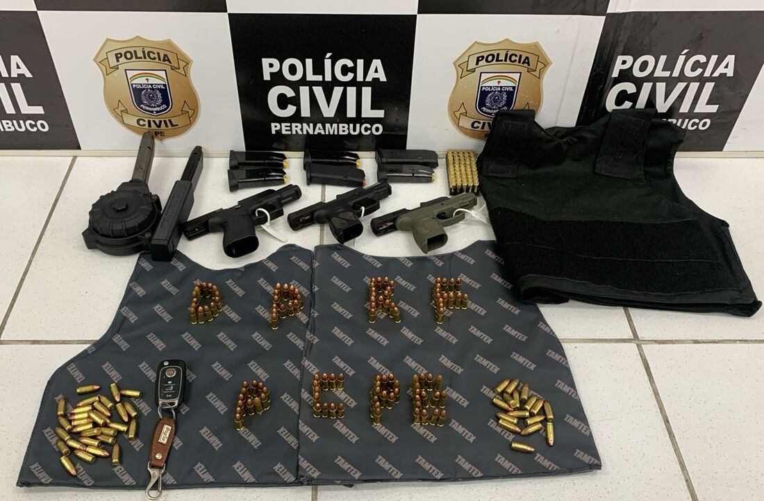 Um arsenal de armas e munições foi encontrado pelos policiais em apartamento onde o homem morava em Boa Viagem