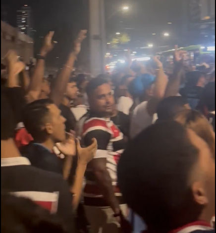 Torcida do Santa Cruz comemora assinatura da SAF em frente ao clube 