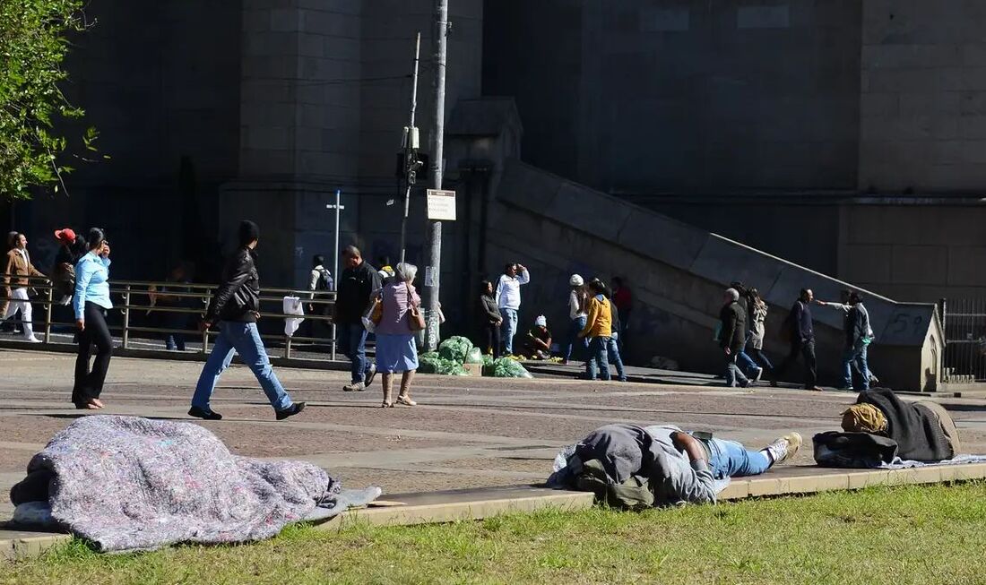  Região Sudeste é onde estão concentradas 63% das pessoas em situação de rua do país, com 204.714 pessoas, seguida da Região Nordeste, com 47.419 pessoas (14%)