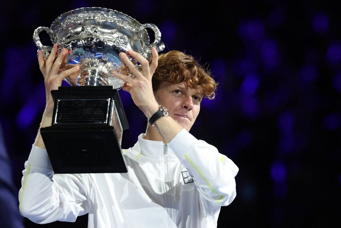 Sinner com o troféu do Aberto da Austrália