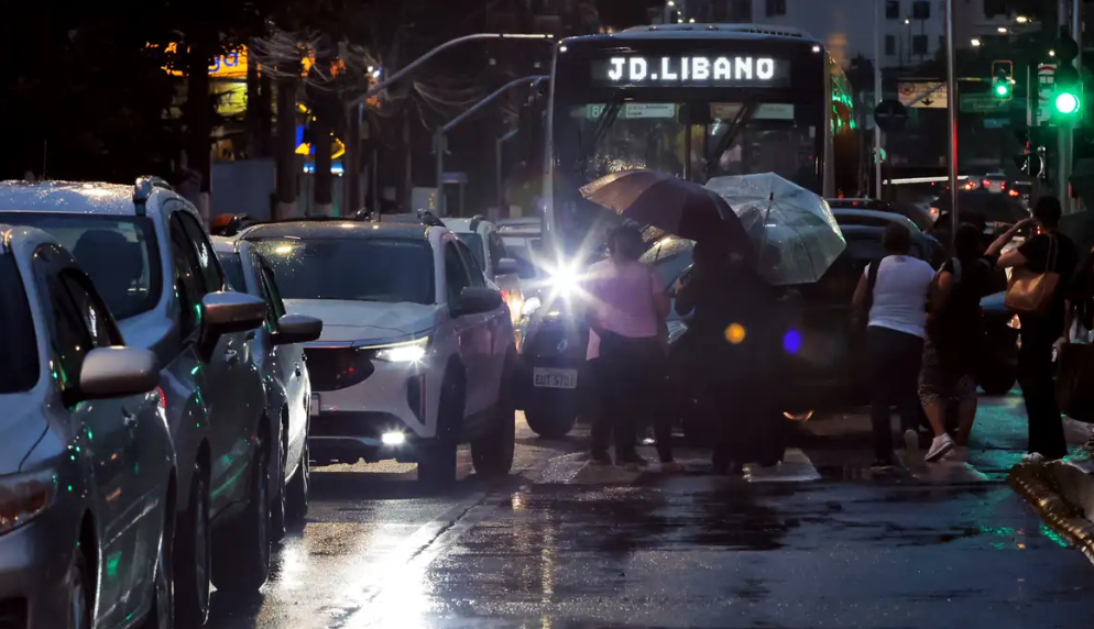 Com a chuva, o trânsito na capital paulista ficou complicado