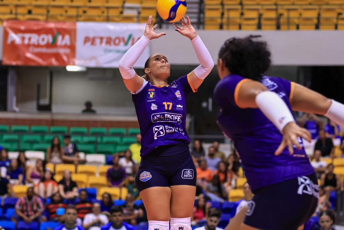 Levantadora Thaynã Moraes, do Recife Vôlei, anuncia gravidez