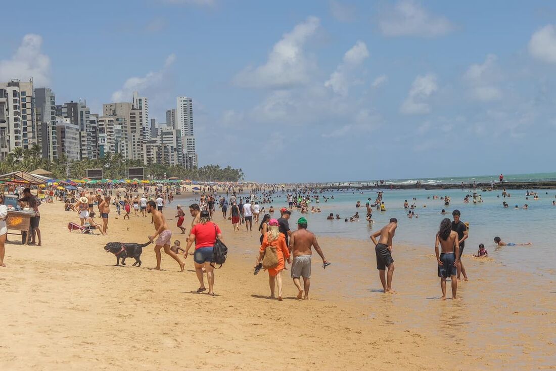 Movimentação na praia de Boa Viagem no primeiro dia de 2025