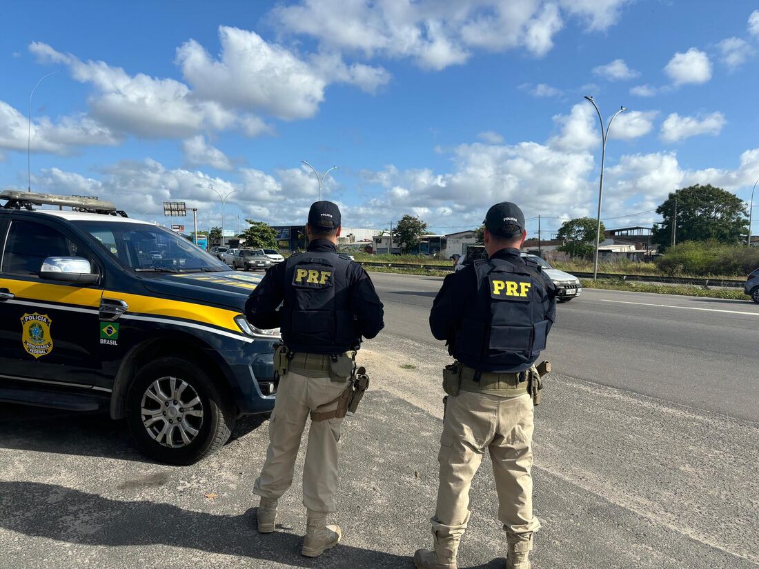 Equipe da PRF em atuação em BR