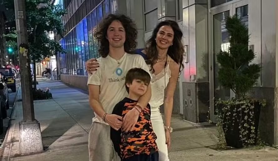 Luciana Gimenez com os filhos Lucas Jagger e Lorenzo Gabriel 