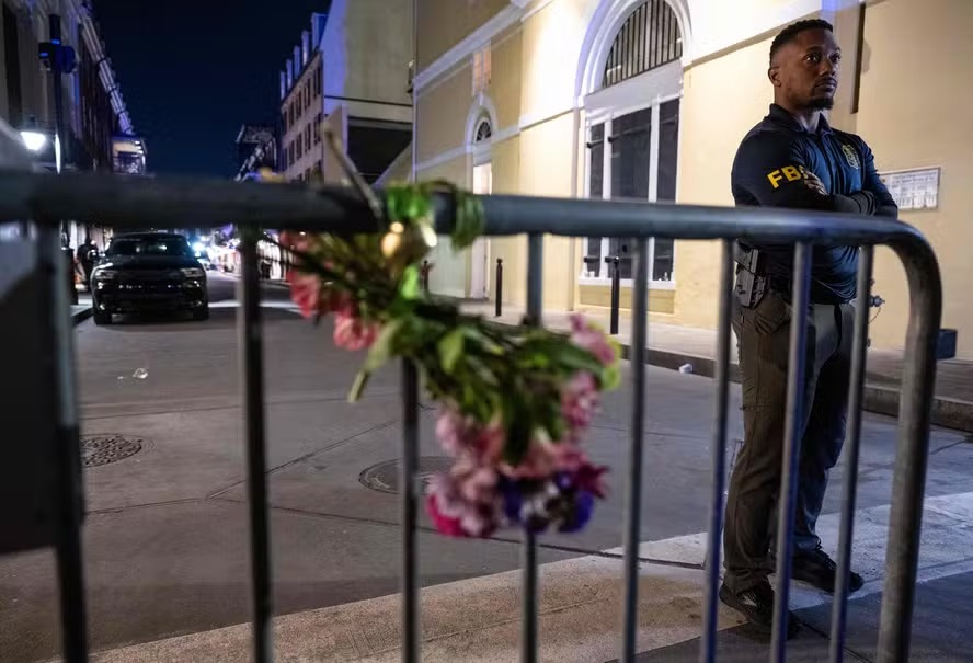 Buquê de flores é colocado em grade de isolamento montada pelo FBI em local de ataque em Nova Orleans 