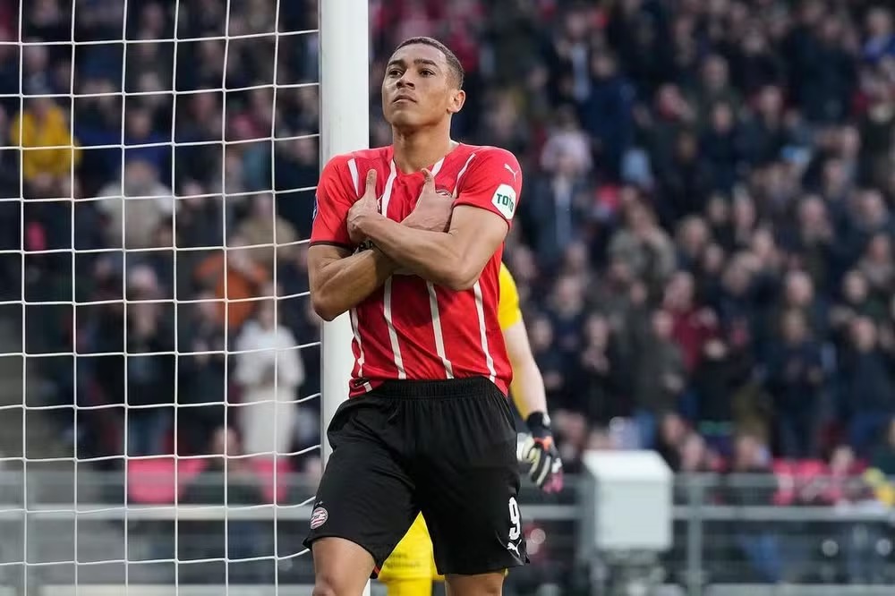 Carlos Vinicius já atuou por grandes equipes do futebol europeu