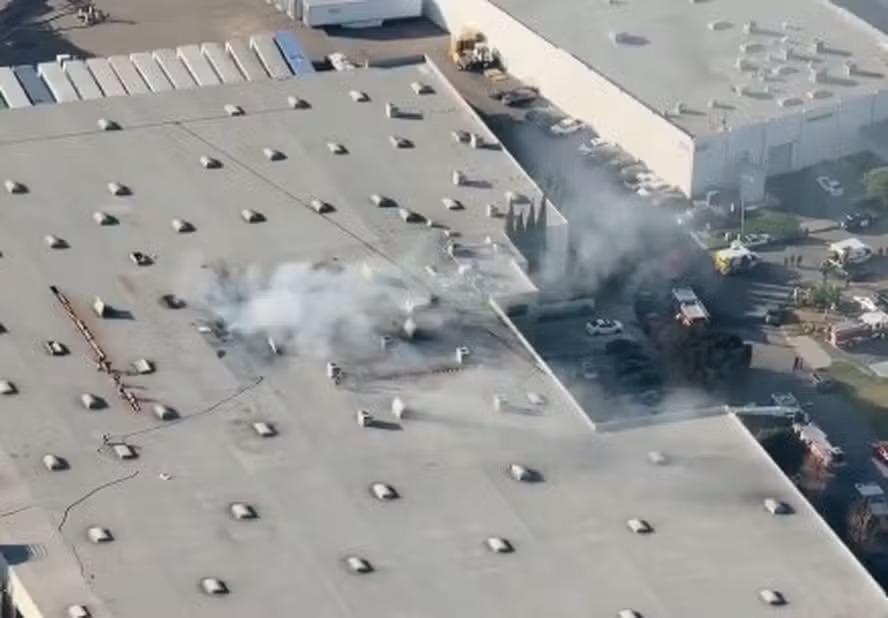 Avião de pequeno porte cai sobre galpão de fábrica, em Fullerton, a cerca de 40 quilômetros de Los Angeles 