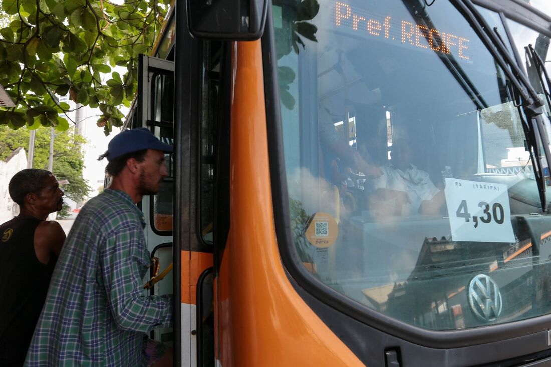 Aumento da passagem no Grande Recife entrou em vigor neste domingo (5)