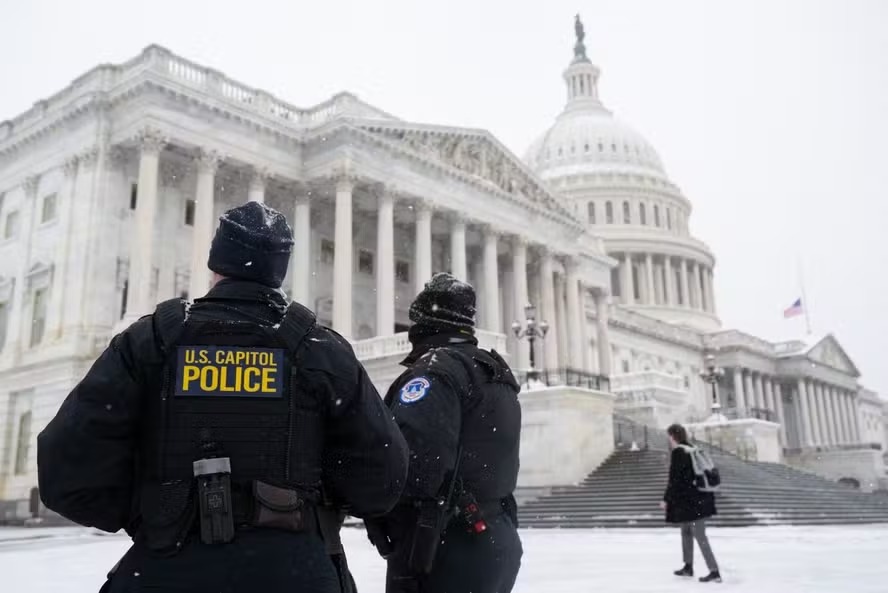 Policiais do Capitólio dos EUA ficam de guarda do lado de fora do Capitólio dos EUA antes de uma sessão para certificar os resultados da eleição presidencial de 2024 