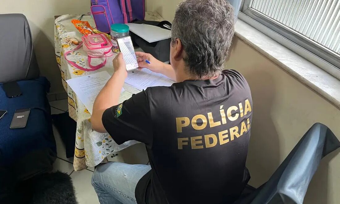 Agentes apreendem 15 cartões bancários, seis celulares e um notebook