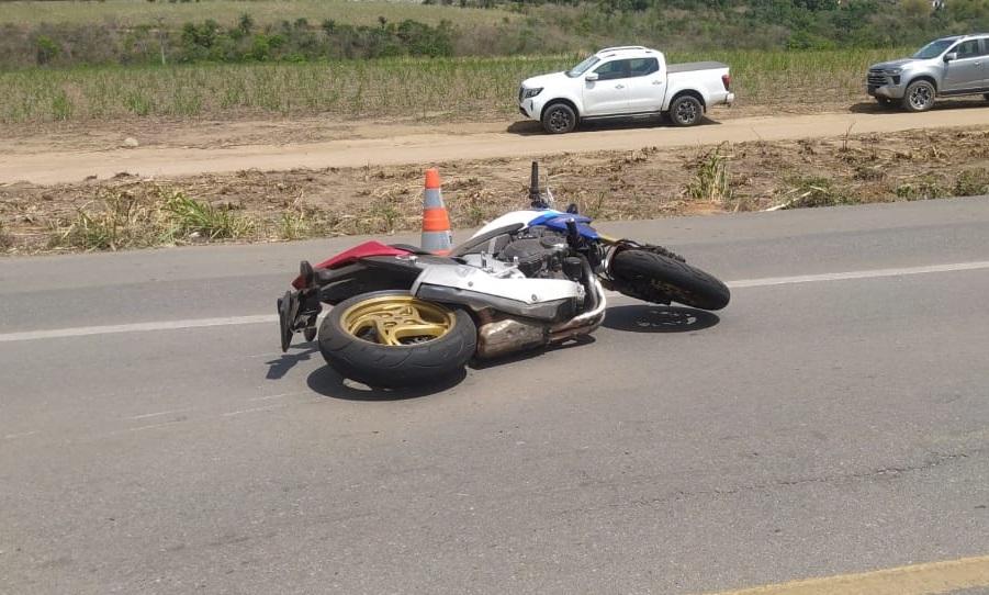 Motociclista acabou perdendo o controle do veículo e tombou na via