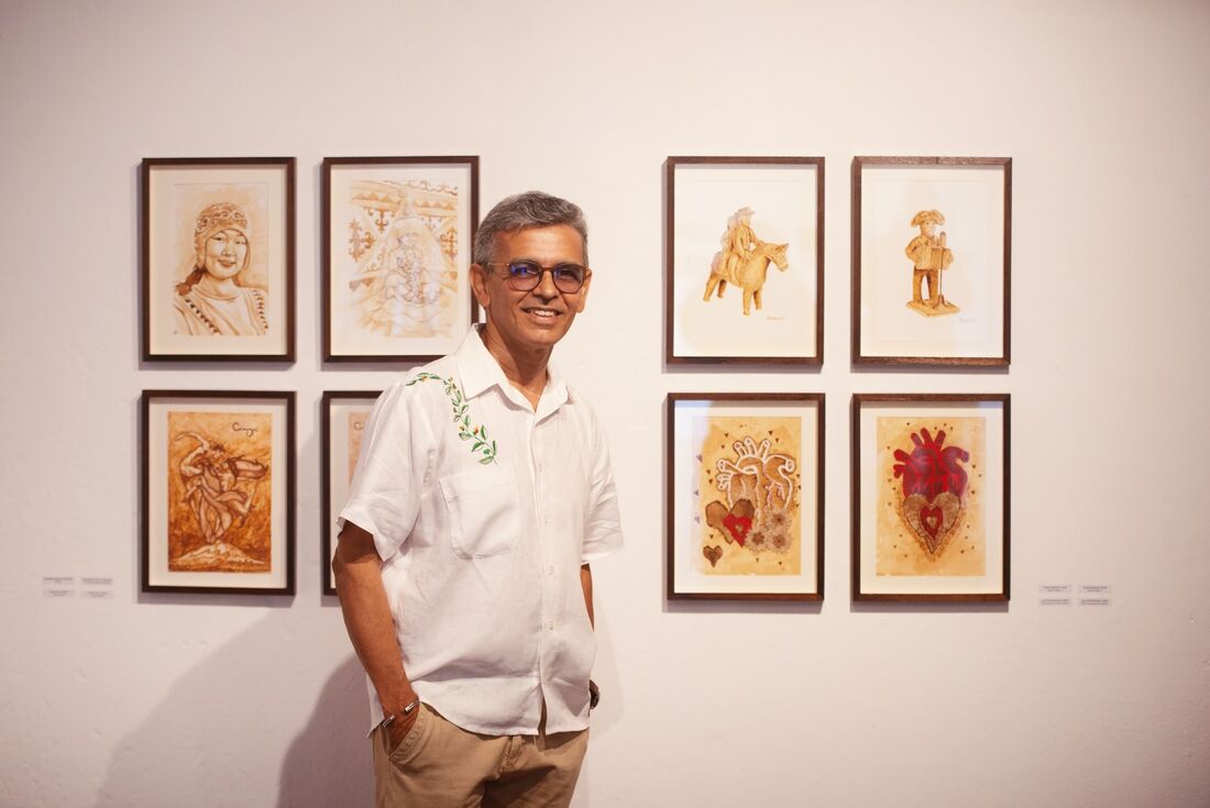 O artista plástico Abraão Figueiredo e algumas obras da exposição 'O Café que Nos Une: de Pernambuco para o Mundo'