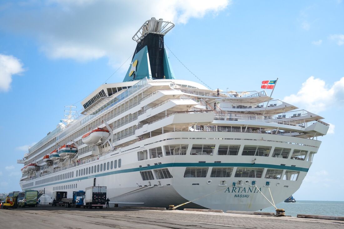 Navio inaugurado pela princesa Diana deixa Porto do Recife 