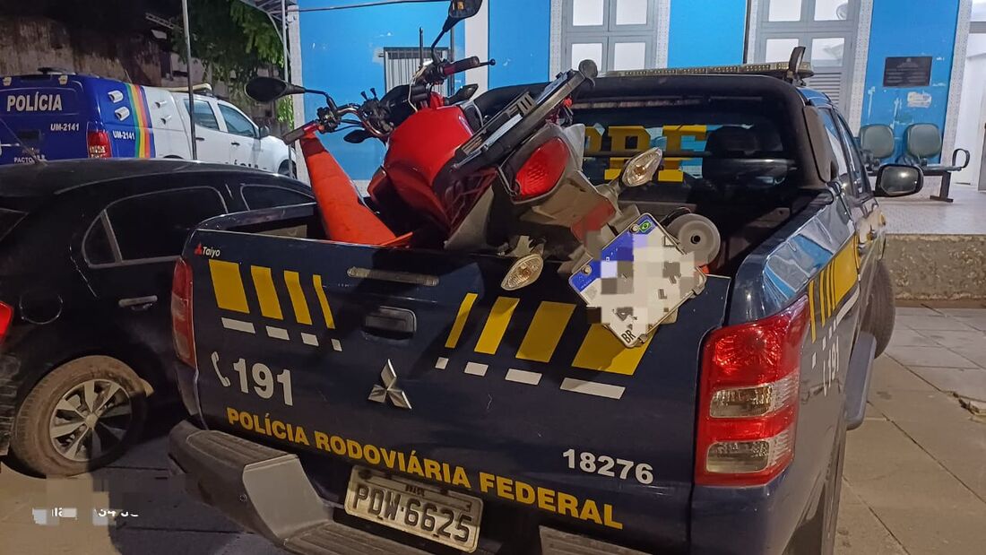 PRF recupera moto roubada e detém proprietário com mandado de prisão em aberto