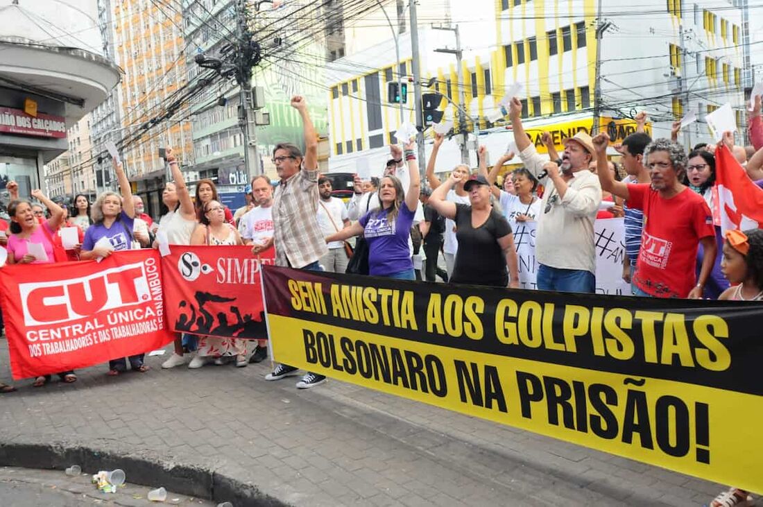 Ato contra a tentativa de golpe de 8 de janeiro, no Recife 