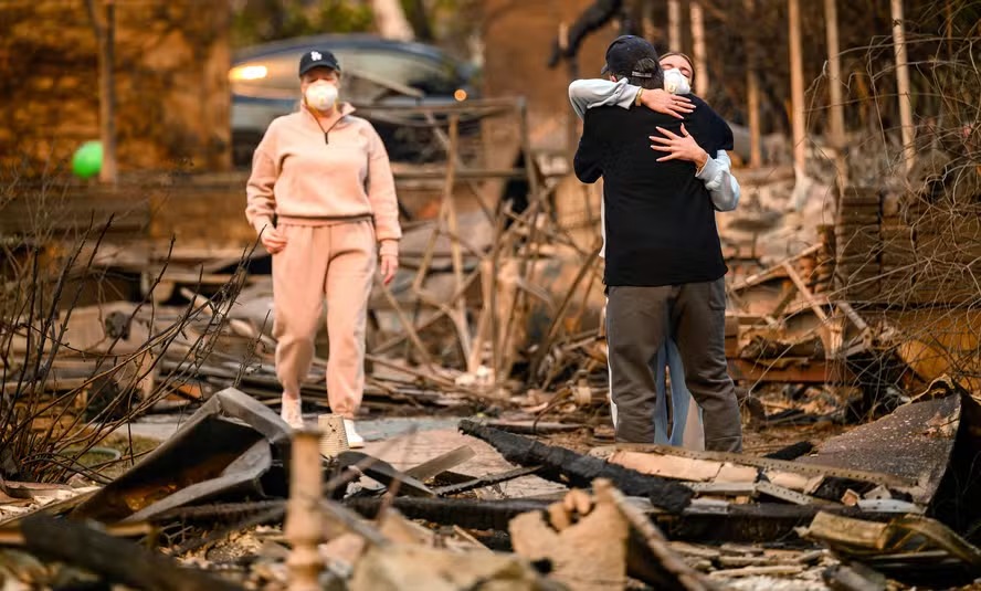 Onde antes havia mansões, agora resta destruição, cinzas e desolação de famílias que perderam tudo, como na área de Altadena, no condado de Los Angeles, Califórnia 