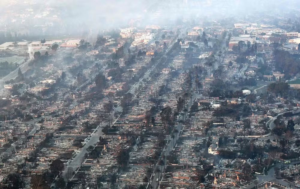 Vista aérea mostra cenário de destruição, com casas transformadas em cinzas pelo incêndio em Palisades, Califórnia 