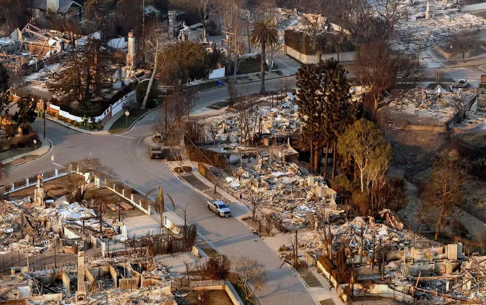 Vista aérea mostra toda uma área de casas queimadas no bairro Pacific Palisades, em Los Angeles, Califórnia 