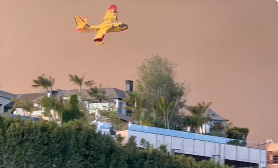 Avião especializado do Canadá ajuda em combate a fogo em Los Angeles 