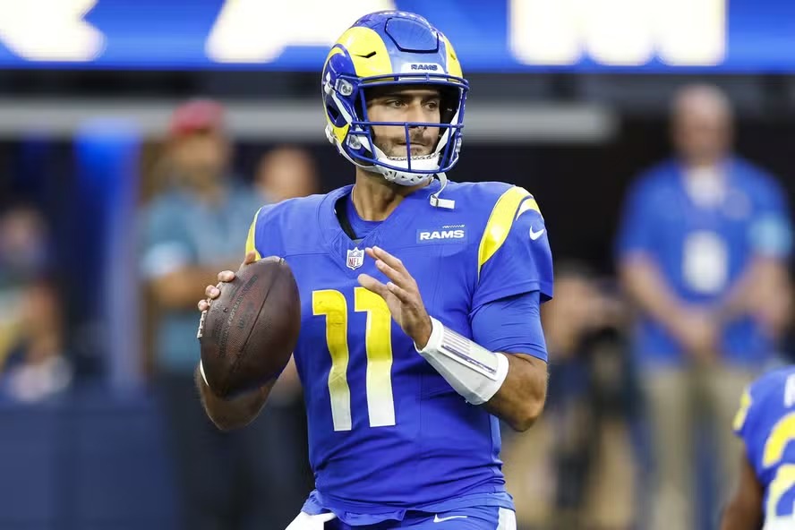 Jimmy Garoppolo, quarterback do Los Angeles Rams, atuando no SoFi Stadium 