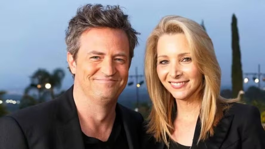 Durante uma entrevista ao 'The Drew Barrymore Show', Kudrow compartilhou que encontrou um bilhete escrito por Perry há 20 anos, escondido dentro de um presente dado por ele ao final das gravações do seriado