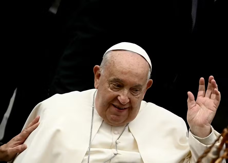 O Papa Francisco cumprimenta os peregrinos ao chegar para liderar uma audiência com pescadores italianos 