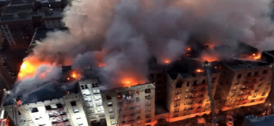 Grande incêndio devasta prédio residencial no Bronx, em Nova York; dezenas de famílias ficaram desabrigadas 