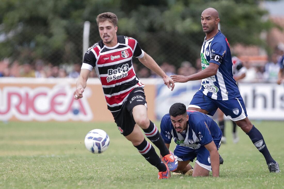 Decisão e Santa Cruz em ação pelo Campeonato Pernambucano